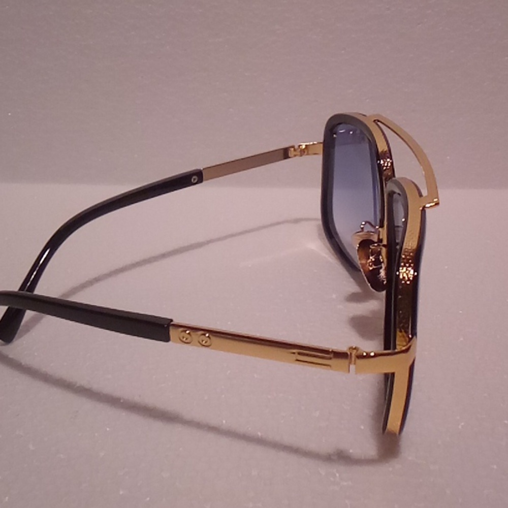 Glasses - Picture 2 of 4